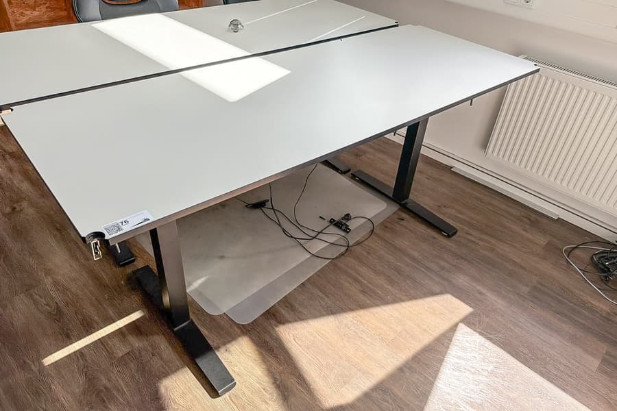 elektrisch höhenverstellbarer Schreibtisch